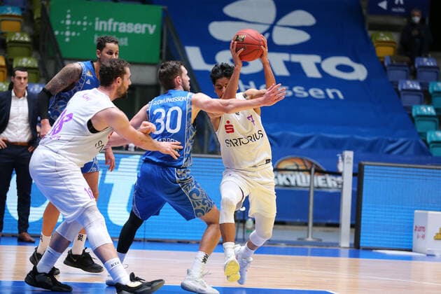 Basketball Bundesliga,Fraport SkylinGutierrez Jorge,(BG Goettingen, ers - GB Goettingen,2021.01.10,GER, im Gudmundsson Jon Axel,(Fraport Skyliners, 30), ,Eibner-Pressefoto Uli Scherbaum Fraport Skyliners - GB Goettingen Frankfurt Copyright: xEibner-Pressefoto UlrichxScherbaumx EP_usm