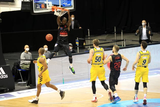 GER, BBL, ALBA Berlin vs. Jobstairs Giessen 46ers 10.01.2021, Mercedes Benz Arena, Berlin, GER, BBL, ALBA Berlin vs. Jobstairs Giessen 46ers, im Bild dunking von Brandon Bowman (Giessen46ers 15), Ben Lammers (ALBA Berlin 50), Jonas Mattisseck (ALBA Berlin 9), Jayson Granger (ALBA Berlin 33), Ferdinand Zylka (Giessen46ers 20)