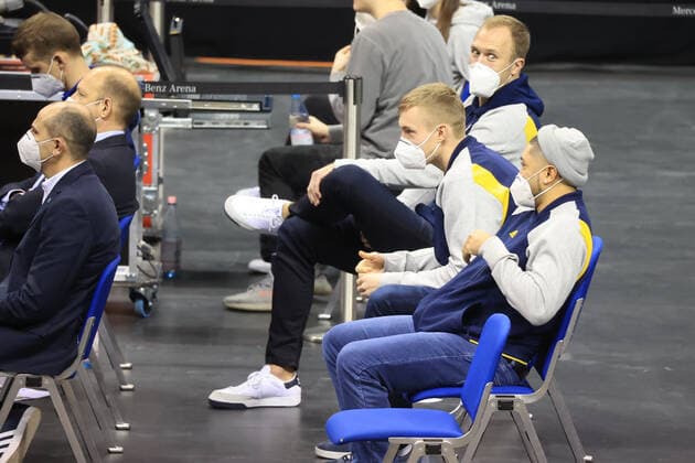 GER, BBL, ALBA Berlin vs. Jobstairs Giessen 46ers 10.01.2021, Mercedes Benz Arena, Berlin, GER, BBL, ALBA Berlin vs. Jobstairs Giessen 46ers, im Bild Luke Sikma (ALBA Berlin 43), Niels Giffey (ALBA Berlin 5), Peyton Siva (ALBA Berlin 3)