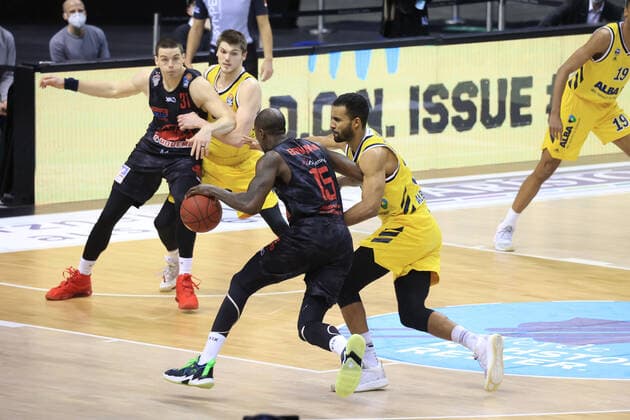 GER, BBL, ALBA Berlin vs. Jobstairs Giessen 46ers 10.01.2021, Mercedes Benz Arena, Berlin, GER, BBL, ALBA Berlin vs. Jobstairs Giessen 46ers, im Bild Ben Lammers (ALBA Berlin 50), Johannes Thiemann (ALBA Berlin 32), Brandon Bowman (Giessen46ers 15), Scottie James jr (Giessen46ers 31)