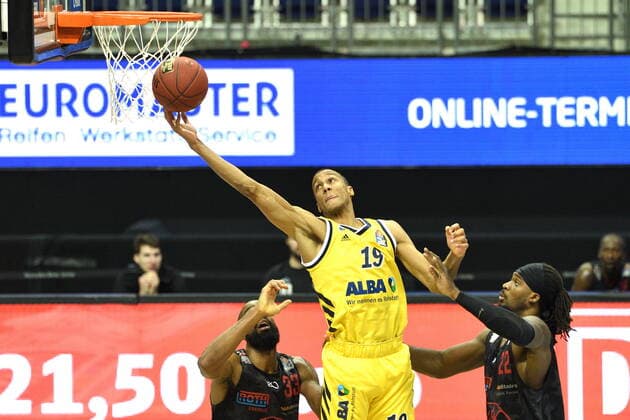 Louis Olinde - Alba, rettet, abgefangen, BBL, Alba Berlin vs Giessen, in der Mercedes Benz Arena, 10.01.21, GER, Berlin, 10.01.21, BBL, Alba vs Giessen 46er Berlin Copyright: xUwexKoch Eibner-Pressefotox EP_UKH