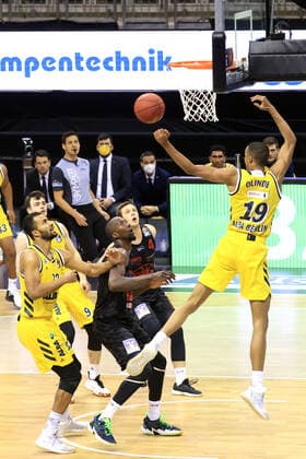 GER, BBL, ALBA Berlin vs. Jobstairs Giessen 46ers 10.01.2021, Mercedes Benz Arena, Berlin, GER, BBL, ALBA Berlin vs. Jobstairs Giessen 46ers, im Bild Louis Olinde (ALBA Berlin 19), Johannes Thiemann (ALBA Berlin 32), Jonas Mattisseck (ALBA Berlin 9), Brandon Bowman (Giessen46ers 15), Bjarne Kraushaar (Giessen46ers 4)