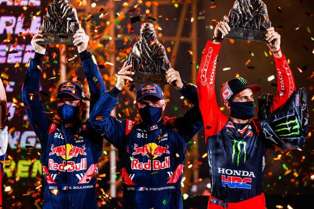 Sport Bilder des Tages 302 Peterhansel Stephane (fra), Boulanger Edouard (fra), Mini, X-Raid Mini JCQ Team, Auto, Benavides Kevin (arg), Honda, Monster Energy Honda Team 2021, Motul, Moto, Bike, portrait during the finishing podium ceremony at the King Abdullah International Stadium in Jeddah, in Saudi Arabia on January 15, 2021 AUTOMOBILE : DAKAR 2021 - Arabie saoudite - Podiums - 15 01 2021 DPPI Panoramic