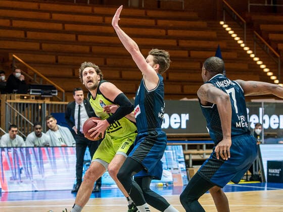 Matt Tiby (medi bayreuth, 15) gegen Fabian Bleck (HAKRO Merlins Crailsheim , 09), HARKO Merlins Crailsheim vs. medi bayreuth, 1. Bundesliga, Basketball, Herren, 16.01.2021 HARKO Merlins Crailsheim vs. medi bayreuth, 1. Bundesliga, Basketball, Herren, 16.01.2021 Ilshofen Copyright: xEibner-Pressefotox EP_mst
