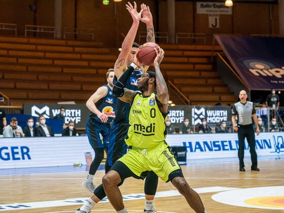 Derek Pardon (medi bayreuth, 00) gegen Bogdan Radosavlevic (HAKRO Merlins Crailsheim , 15), HARKO Merlins Crailsheim vs. medi bayreuth, 1. Bundesliga, Basketball, Herren, 16.01.2021 HARKO Merlins Crailsheim vs. medi bayreuth, 1. Bundesliga, Basketball, Herren, 16.01.2021 Ilshofen Copyright: xEibner-Pressefotox EP_mst