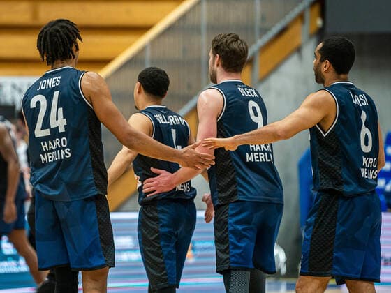 Jeremy Jones (HAKRO Merlins Crailsheim , 24) mit Elias Lasisi (HAKRO Merlins Crailsheim , 06), HARKO Merlins Crailsheim vs. medi bayreuth, 1. Bundesliga, Basketball, Herren, 16.01.2021 HARKO Merlins Crailsheim vs. medi bayreuth, 1. Bundesliga, Basketball, Herren, 16.01.2021 Ilshofen Copyright: xEibner-Pressefotox EP_mst