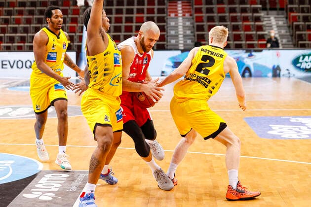 Mitte Alex Ruoff (Brose Bamberg, 07) links Barry Brown Jr. (MHP Riesen Ludwigsburg, 05) rechts Jacob Patrick (MHP Riesen Ludwigsburg, 02) MHP Riesen Ludwigsburg - Brose Bamberg, easyCredit Basketball Bundesliga, Saison 2020-2021, 13. Spieltag, Ludwigsburg, Germany, 16.01.2021, - Copyright: DanielxLöb