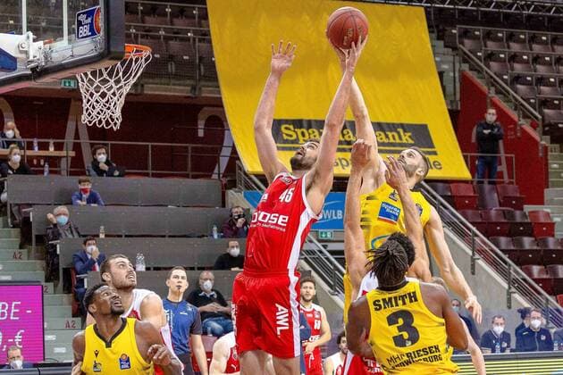 Yorman Polas Bartolo (MHP Riesen Ludwigsburg, 13) Chase Fieler (Brose Bamberg, 20) David Kravish (Brose Bamberg, 45) Jonas Wohlfahrt-Bottermann (MHP Riesen Ludwigsburg, 18) Jaleen Smith (MHP Riesen Ludwigsburg, 3)¨¨¨MHP Riesen Ludwigsburg vs. Brose Bamberg, Basketball, Bundesliga, easy credit BBL, Spieltag 14, Spielzeit 2020 2021, 16.01.2021, ¨¨ MHP Riesen Ludwigsburg vs. Brose Bamberg, Basketball, Bundesliga, easy credit BBL, Spieltag 13, Spielzeit 2020 2021, 16.01.2021 Ludwigsburg Copyright: xNinaxSander xEibnerxPressefotoxIx EP_NSR