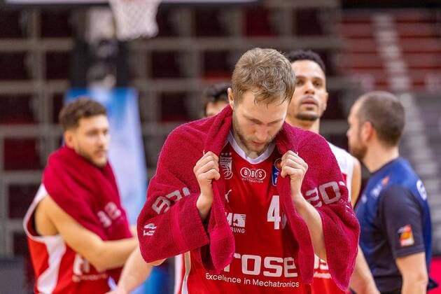 Christian Sengfelder (Brose Bamberg, 43) ¨Tremmel Darden (MHP Riesen Ludwigsburg, 21) ¨MHP Riesen Ludwigsburg vs. Brose Bamberg, Basketball, Bundesliga, easy credit BBL, Spieltag 14, Spielzeit 2020 2021, 16.01.2021, ¨¨ MHP Riesen Ludwigsburg vs. Brose Bamberg, Basketball, Bundesliga, easy credit BBL, Spieltag 13, Spielzeit 2020 2021, 16.01.2021 Ludwigsburg Copyright: xNinaxSander xEibnerxPressefotoxIx EP_NSR