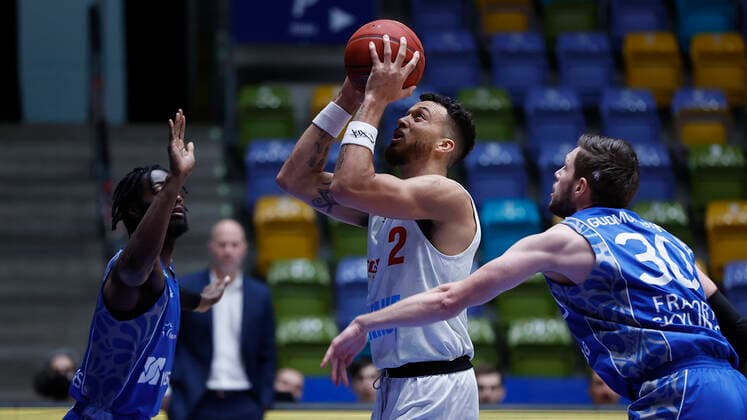 Deutschland, Frankfurt am Main, Fraport Arena, 17.01.2021, emspor, emonline, despor, deonline, FRAPORT SKYLINERS - s.Oliver Wuerzburg, Basketball, BBL Bild: v. li. v. li. Matt Mobley (Fraport Skyliners), Brekkott Chapman (s.Oliver Wuerzburg) und Jon Axel Gudmundsson (Fraport Skyliners), Copyright: HMBxMedia xHeikoxBecker
