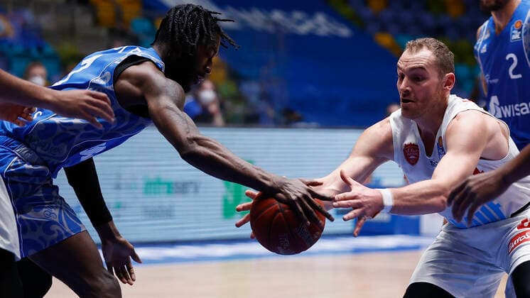 Deutschland, Frankfurt am Main, Fraport Arena, 17.01.2021, emspor, emonline, despor, deonline, FRAPORT SKYLINERS - s.Oliver Wuerzburg, Basketball, BBL Bild: v. li. v. li. Quantez Robertson (Fraport Skyliners) und Felix Hoffmann (s.Oliver Wuerzburg), Copyright: HMBxMedia xHeikoxBecker