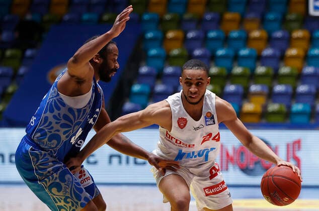 Deutschland, Frankfurt am Main, Fraport Arena, 17.01.2021, emspor, emonline, despor, deonline, FRAPORT SKYLINERS - s.Oliver Wuerzburg, Basketball, BBL Bild: v. li. v. li. Quantez Robertson (Fraport Skyliners) und Cameron Hunt (s.Oliver Wuerzburg), Copyright: HMBxMedia xHeikoxBecker