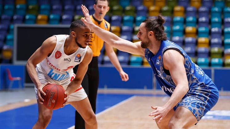 Deutschland, Frankfurt am Main, Fraport Arena, 17.01.2021, emspor, emonline, despor, deonline, FRAPORT SKYLINERS - s.Oliver Wuerzburg, Basketball, BBL Bild: v. li. Cameron Hunt (s.Oliver Wuerzburg) und Marco Voeller (Fraport Skyliners), Copyright: HMBxMedia xHeikoxBecker