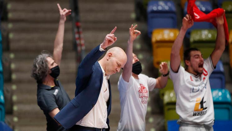 Deutschland, Frankfurt am Main, Fraport Arena, 17.01.2021, emspor, emonline, despor, deonline, FRAPORT SKYLINERS - s.Oliver Wuerzburg, Basketball, BBL Bild: Jubel bei den Wuerzburgern um Headcoach Denis Wucherer (s.Oliver Wuerzburg), Copyright: HMBxMedia xHeikoxBecker