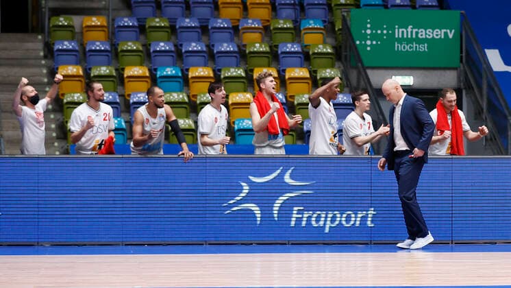 Deutschland, Frankfurt am Main, Fraport Arena, 17.01.2021, emspor, emonline, despor, deonline, FRAPORT SKYLINERS - s.Oliver Wuerzburg, Basketball, BBL Bild: Jubel bei den Wuerzburgern um Headcoach Denis Wucherer (s.Oliver Wuerzburg), Copyright: HMBxMedia xHeikoxBecker