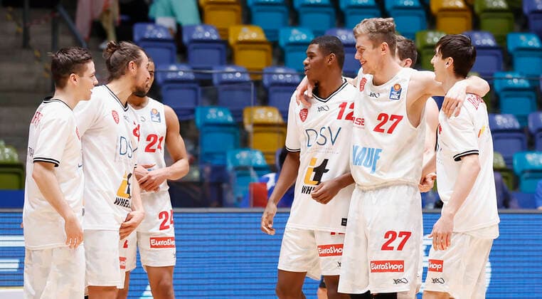 Deutschland, Frankfurt am Main, Fraport Arena, 17.01.2021, emspor, emonline, despor, deonline, FRAPORT SKYLINERS - s.Oliver Wuerzburg, Basketball, BBL Bild: Die Wuerzburger Mannschaft freut sich ueber den Sieg v. li. Nils Hassfurther (s.Oliver Wuerzburg), Julian Albus (s.Oliver Wuerzburg), Cameron Hunt (s.Oliver Wuerzburg), Elija Ndi (s.Oliver Wuerzburg), Jonas Weitzel (s.Oliver Wuerzburg) und Julius Boehmer (s.Oliver Wuerzburg), Copyright: HMBxMedia xHeikoxBecker