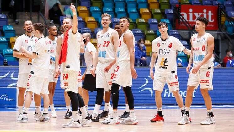 Deutschland, Frankfurt am Main, Fraport Arena, 17.01.2021, emspor, emonline, despor, deonline, FRAPORT SKYLINERS - s.Oliver Wuerzburg, Basketball, BBL Bild: Die Wuerzburger Mannschaft freut sich ueber den Sieg: v. li. Julian Albus (s.Oliver Wuerzburg), Nils Hassfurther (s.Oliver Wuerzburg), Cameron Hunt (s.Oliver Wuerzburg), Felix Hoffmann (s.Oliver Wuerzburg), Jonas Weitzel (s.Oliver Wuerzburg), Tyson Ward (s.Oliver Wuerzburg), Julius Boehmer (s.Oliver Wuerzburg) und Joshua Obiesie (s.Oliver Wuerzburg), Copyright: HMBxMedia xHeikoxBecker