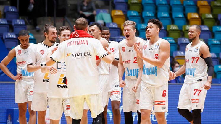Deutschland, Frankfurt am Main, Fraport Arena, 17.01.2021, emspor, emonline, despor, deonline, FRAPORT SKYLINERS - s.Oliver Wuerzburg, Basketball, BBL Bild: Die Wuerzburger Mannschaft freut sich ueber den Sieg: Copyright: HMBxMedia xHeikoxBecker