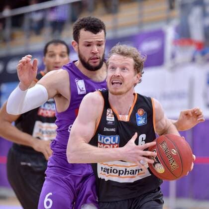 Per Guenther (Ratiopharm Ulm) (am Ball), Luke Nelson (BG Goettingen) (L), GER, Basketball, Bundesliga, BBL, BG Goettingen - Ratiopharm Ulm, 17.01.2021, Basketball, Bundesliga, BBL, BG Goettingen - Ratiopharm Ulm, 17.01.2021 Goettingen Copyright: xEibner-pressefotox xRolandxSippelx