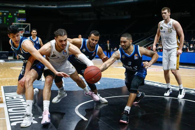 17.01.2021, xtgx, Basketball, easyCredit BBL, Basketball Loewen Braunschweig - ALBA Berlin emspor, v.l. Simone Fontecchio (Berlin, 20), Gavin Schilling (Braunschweig, 34), Johannes Thiemann (Berlin, 32), Peyton Siva (Berlin, 3) Zweikampf Braunschweig