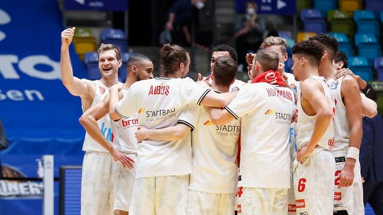 Deutschland, Frankfurt am Main, Fraport Arena, 17.01.2021, emspor, emonline, despor, deonline, FRAPORT SKYLINERS - s.Oliver Wuerzburg, Basketball, BBL Bild: Die Wuerzburger Mannschaft freut sich ueber den Sieg: Copyright: HMBxMedia xHeikoxBecker