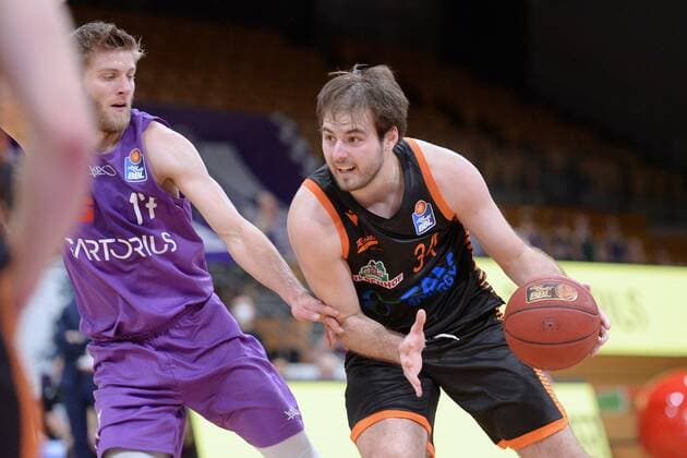 Jesse Hunt (Rasta Vechta) (am Bal) und Mathis Moenninghoff (BG Goettingen) (L) , Basketball, Bundesliga, BBL, BG Goettingen - SC Rasta Vechta, 22.01.2021, BG Goettingen - SC Rasta Vechta, Basketball, Bundesliga, GER, BBL, 22.01.2021 Goettingen Copyright: xSippel xEibner-Pressefotox EP_rsl