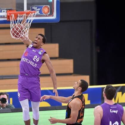 Korbleger von Aubrey Dawkins (BG Goettingen), Jean Salumu (Rasta Vechta) (R) , Basketball, Bundesliga, BBL, BG Goettingen - SC Rasta Vechta, 22.01.2021, BG Goettingen - SC Rasta Vechta, Basketball, Bundesliga, GER, BBL, 22.01.2021 Goettingen Copyright: xSippel xEibner-Pressefotox EP_rsl
