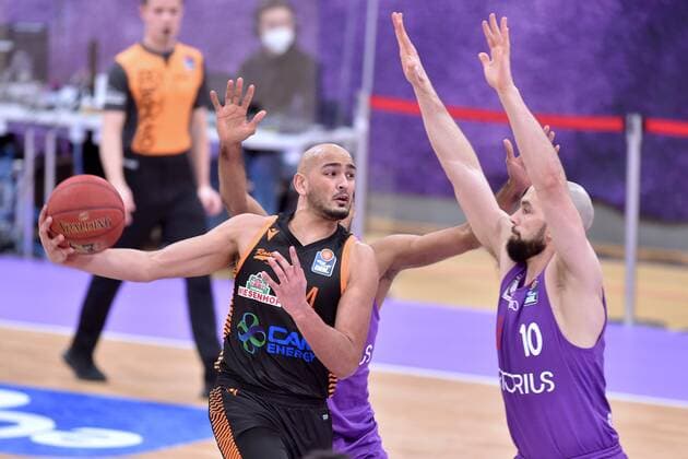 Stefan Peno (Rasta Vechta) (am Ball) und Dennis Kramer (BG Goettingen) (R) , Basketball, Bundesliga, BBL, BG Goettingen - SC Rasta Vechta, 22.01.2021, BG Goettingen - SC Rasta Vechta, Basketball, Bundesliga, GER, BBL, 22.01.2021 Goettingen Copyright: xSippel xEibner-Pressefotox EP_rsl