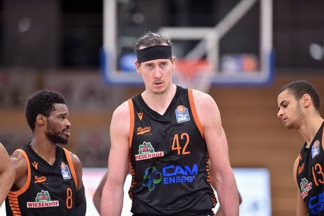 enttaeuscht, frustriert, Emotion, Josh Young (Rasta Vechta), Dennis Clifford und Jean Salumu (L-R) , Basketball, Bundesliga, BBL, BG Goettingen - SC Rasta Vechta, 22.01.2021, BG Goettingen - SC Rasta Vechta, Basketball, Bundesliga, GER, BBL, 22.01.2021 Goettingen Copyright: xSippel xEibner-Pressefotox EP_rsl