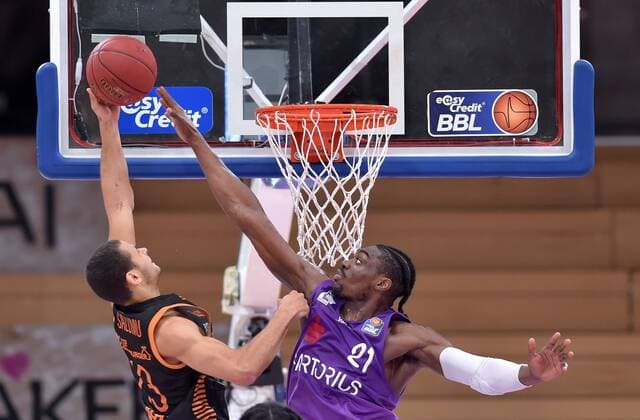 Sport Bilder des Tages Korbeleger von Jean Salumu (Rasta Vechta), Tai Odiase (BG Goettingen) (R) , Basketball, Bundesliga, BBL, BG Goettingen - SC Rasta Vechta, 22.01.2021, BG Goettingen - SC Rasta Vechta, Basketball, Bundesliga, GER, BBL, 22.01.2021 Goettingen Copyright: xSippel xEibner-Pressefotox EP_rsl