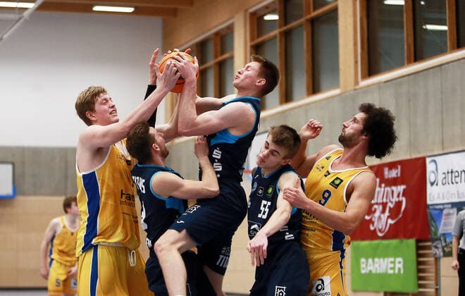 Oberhaching, Sporthalle, 22.01.21, Basketball, Herren, 2. Bundesliga Pro B; TSV Oberhaching Tropics vs Dresden Titans, im Bild von links Bent LEUCHTEN (Oberhaching), Bryan NIESSEN (Dresden), Arne WENDLER (Dresden), Georg KUPKE (Dresden), Sebastian RAUCH (Oberhaching), Copyright: HMBxMediax xHeikoxBecker