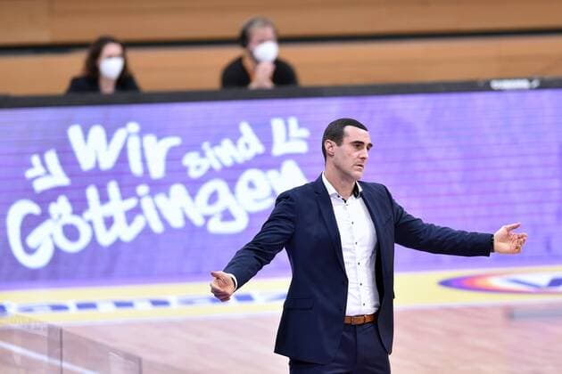 Roel Moors (Trainer, Headcoach BG Goettingen) hebt die Arme, enttaeuscht, frustriert, Emotion , Basketball, Bundesliga, BBL, BG Goettingen - SC Rasta Vechta, 22.01.2021, BG Goettingen - SC Rasta Vechta, Basketball, Bundesliga, GER, BBL, 22.01.2021 Goettingen Copyright: xSippel xEibner-Pressefotox EP_rsl
