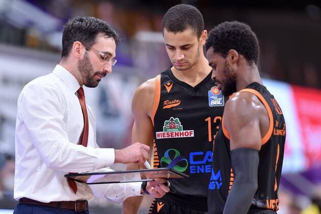 Thomas Paech (Trainer, Headcoach Rasta Vechta) mit Tafel, Jean Salumu (hinten), Josh Young (R) , Basketball, Bundesliga, BBL, BG Goettingen - SC Rasta Vechta, 22.01.2021, BG Goettingen - SC Rasta Vechta, Basketball, Bundesliga, GER, BBL, 22.01.2021 Goettingen Copyright: xSippel xEibner-Pressefotox EP_rsl