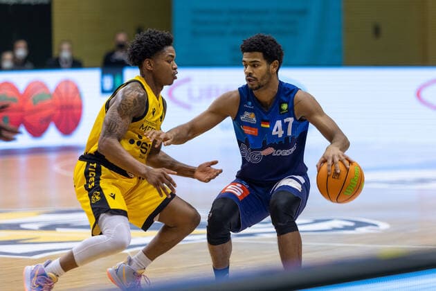 Joshua Sharkey (Tigers Tübingen, 3) Marvin Heckel (Eisbären Bremerhaven, 47)¨¨¨Tigers Tübingen vs. Eisbären Bremerhaven, 2. Basketball, Bundesliga, Pro A, Barmer 2 Basketball, Spieltag 17, Spielzeit 2020 2021, 23.01.2021, ¨¨ Tigers Tübingen - Eisbären Bremerhaven, Basketball, 2. Bundesliga, Barmer 2 Basketball, Spieltag 17, Spielzeit 2020 2021, 23.01.2021 Rottenburg am Neckar Copyright: xNinaxSander xEibnerxPressefotoxIx EP_NSR