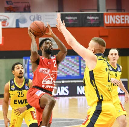 Phil Pressey, Isaac Hamilton, Rasid Mahalbasic 14. Spieltag, Basketball Bundesliga, Basketball Saison 2020 2021, Deutschland, easyCredit BBL, Germany, Giessen 46ers, giessen rot, Herren, Jobstairs GIESSEN 46ers - EWE Baskets Oldenburg, Oldenburg gelb