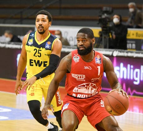 Phil Pressey, Jonathan Stark 14. Spieltag, Basketball Bundesliga, Basketball Saison 2020 2021, Deutschland, easyCredit BBL, Germany, Giessen 46ers, giessen rot, Herren, Jobstairs GIESSEN 46ers - EWE Baskets Oldenburg, Oldenburg gelb