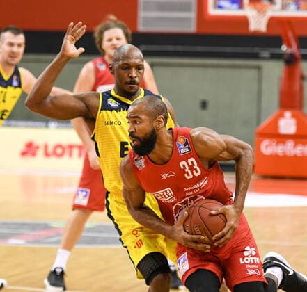 Rickey Paulding, Brandon Thomas 14. Spieltag, Basketball Bundesliga, Basketball Saison 2020 2021, Deutschland, easyCredit BBL, Germany, Giessen 46ers, giessen rot, Herren, Jobstairs GIESSEN 46ers - EWE Baskets Oldenburg, Oldenburg gelb