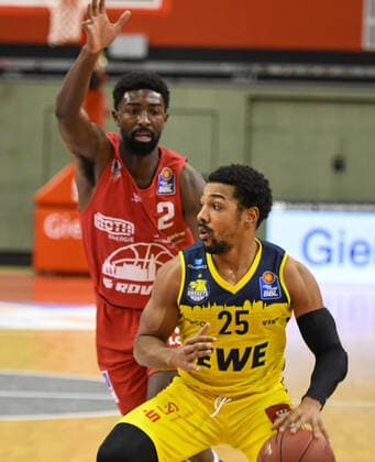 Isaac Hamilton, Phil Pressey 14. Spieltag, Basketball Bundesliga, Basketball Saison 2020 2021, Deutschland, easyCredit BBL, Germany, Giessen 46ers, giessen rot, Herren, Jobstairs GIESSEN 46ers - EWE Baskets Oldenburg, Oldenburg gelb