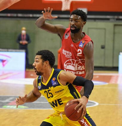 Isaac Hamilton, Phil Pressey 14. Spieltag, Basketball Bundesliga, Basketball Saison 2020 2021, Deutschland, easyCredit BBL, Germany, Giessen 46ers, giessen rot, Herren, Jobstairs GIESSEN 46ers - EWE Baskets Oldenburg, Oldenburg gelb