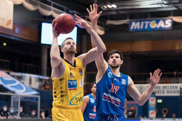 Syntainics MBC - MHP Riesen Ludwigsburg, Basketball, Bundesliga, Maenner, 14. Spieltag, 23.01.2021, v.l.: Jonas Wohlfarth-Bottermann (Ludwigsburg, 18), Aleksandar Marelja (MBC, 17). Syntainics MBC - MHP Riesen Ludwigsburg, Basketball, Bundesliga, Maenner, 14. Spieltag, 23.01.2021, Weissenfels