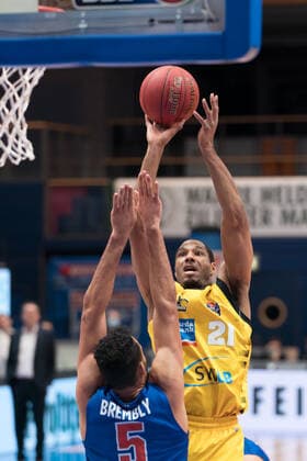Syntainics MBC - MHP Riesen Ludwigsburg, Basketball, Bundesliga, Maenner, 14. Spieltag, 23.01.2021, v.l.: David Brembly (MBC, 5), Trmmell Darden (Ludwigsburg, 21). Syntainics MBC - MHP Riesen Ludwigsburg, Basketball, Bundesliga, Maenner, 14. Spieltag, 23.01.2021, Weissenfels