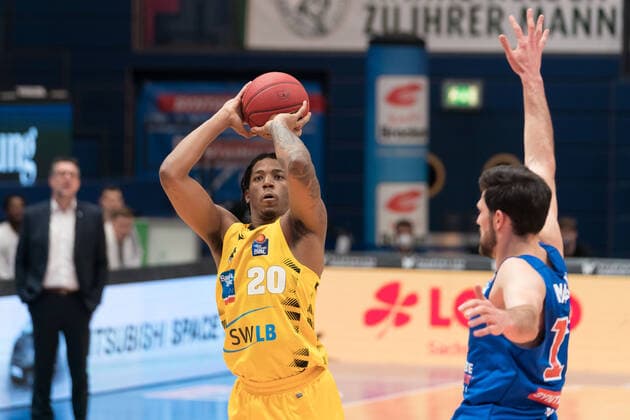 Syntainics MBC - MHP Riesen Ludwigsburg, Basketball, Bundesliga, Maenner, 14. Spieltag, 23.01.2021, v.l.: Desi Rodriguez (Ludwigsburg, 20), Aleksandar Marelja (MBC, 17). Syntainics MBC - MHP Riesen Ludwigsburg, Basketball, Bundesliga, Maenner, 14. Spieltag, 23.01.2021, Weissenfels