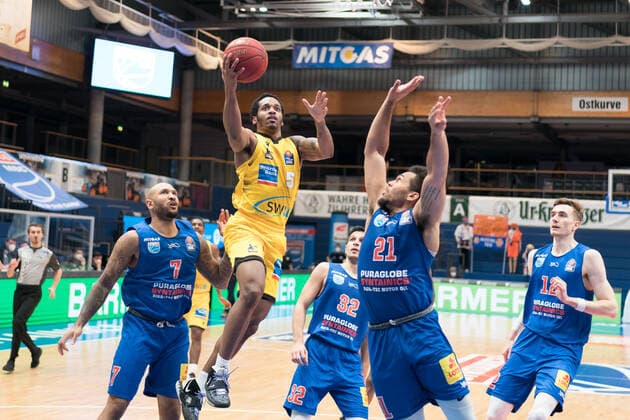 Syntainics MBC - MHP Riesen Ludwigsburg, Basketball, Bundesliga, Maenner, 14. Spieltag, 23.01.2021, v.l.: Sergio Kerusch (MBC, 7), Barry Brown Jr. (Ludwigsburg, 5), Quinton Hooker (MBC, 21). Syntainics MBC - MHP Riesen Ludwigsburg, Basketball, Bundesliga, Maenner, 14. Spieltag, 23.01.2021, Weissenfels