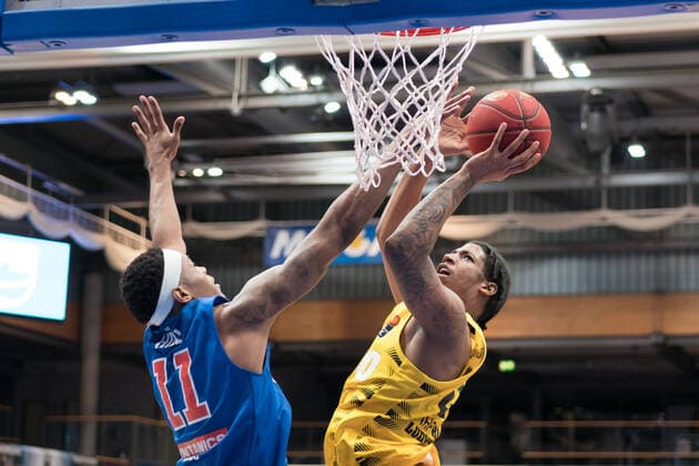 Syntainics MBC - MHP Riesen Ludwigsburg, Basketball, Bundesliga, Maenner, 14. Spieltag, 23.01.2021, v.l.: Kyndahl Hill (MBC, 11), Desi Rodriguez (Ludwigsburg, 20). Syntainics MBC - MHP Riesen Ludwigsburg, Basketball, Bundesliga, Maenner, 14. Spieltag, 23.01.2021, Weissenfels
