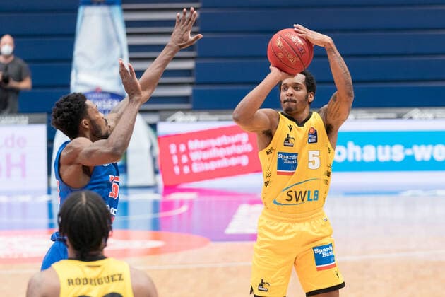 Syntainics MBC - MHP Riesen Ludwigsburg, Basketball, Bundesliga, Maenner, 14. Spieltag, 23.01.2021, v.l.: Shavon Coleman (MBC, 15), Barry Brown Jr. (Ludwigsburg, 5). Syntainics MBC - MHP Riesen Ludwigsburg, Basketball, Bundesliga, Maenner, 14. Spieltag, 23.01.2021, Weissenfels