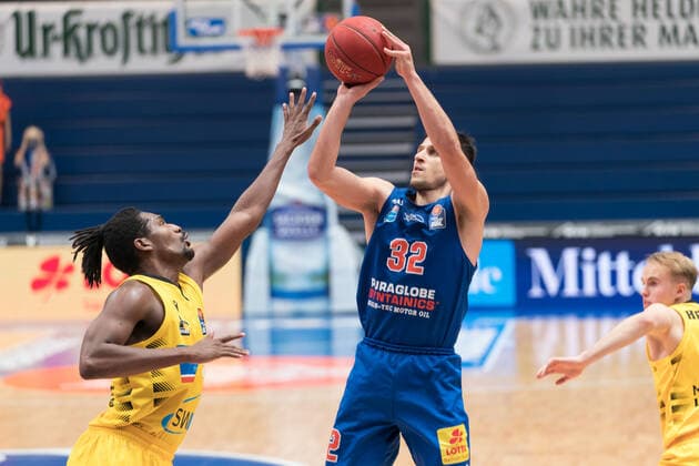 Syntainics MBC - MHP Riesen Ludwigsburg, Basketball, Bundesliga, Maenner, 14. Spieltag, 23.01.2021, v.l.: Jaleen Smith (Ludwigsburg, 3), Roko Rogic (MBC, 32). Syntainics MBC - MHP Riesen Ludwigsburg, Basketball, Bundesliga, Maenner, 14. Spieltag, 23.01.2021, Weissenfels