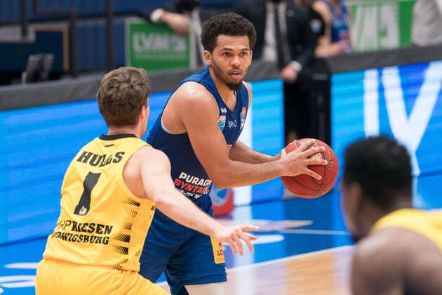 Syntainics MBC - MHP Riesen Ludwigsburg, Basketball, Bundesliga, Maenner, 14. Spieltag, 23.01.2021, v.l.: Jordan Hulls (Ludwigsburg, 1), Quinton Hooker (MBC, 21). Syntainics MBC - MHP Riesen Ludwigsburg, Basketball, Bundesliga, Maenner, 14. Spieltag, 23.01.2021, Weissenfels