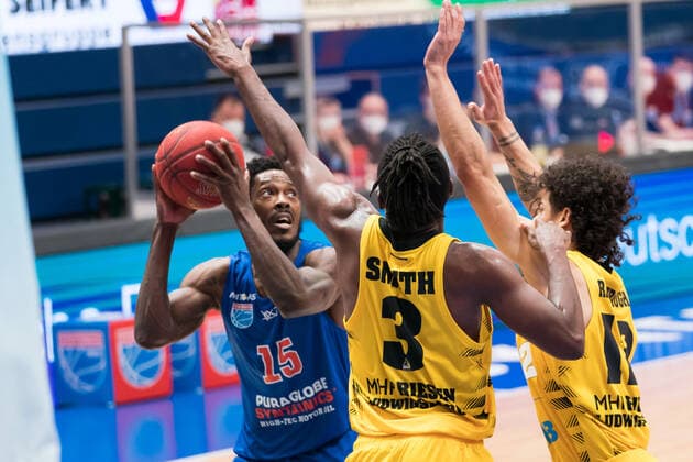 Syntainics MBC - MHP Riesen Ludwigsburg, Basketball, Bundesliga, Maenner, 14. Spieltag, 23.01.2021, v.l.: Shavon Coleman (MBC, 15), Jaleen Smith (Ludwigsburg, 3), Jonah Radebaugh (Ludwigsburg, 12). Syntainics MBC - MHP Riesen Ludwigsburg, Basketball, Bundesliga, Maenner, 14. Spieltag, 23.01.2021, Weissenfels