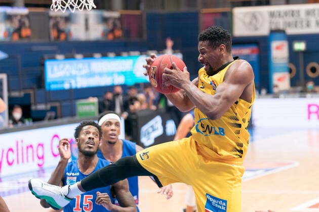 Syntainics MBC - MHP Riesen Ludwigsburg, Basketball, Bundesliga, Maenner, 14. Spieltag, 23.01.2021, v.l.: Shavon Coleman (MBC, 15), Yorman Polas Bartolo (Ludwigsburg, 13). Syntainics MBC - MHP Riesen Ludwigsburg, Basketball, Bundesliga, Maenner, 14. Spieltag, 23.01.2021, Weissenfels