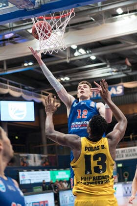Syntainics MBC - MHP Riesen Ludwigsburg, Basketball, Bundesliga, Maenner, 14. Spieltag, 23.01.2021, v.l.: Philipp Hartwich (MBC, 12), Yorman Polas Bartolo (Ludwigsburg, 13). Syntainics MBC - MHP Riesen Ludwigsburg, Basketball, Bundesliga, Maenner, 14. Spieltag, 23.01.2021, Weissenfels